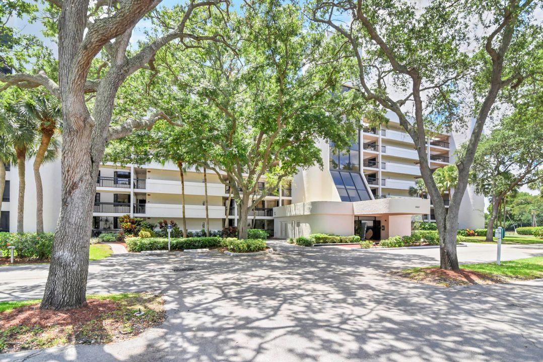 Active With Contract: $269,000 (2 beds, 2 baths, 1207 Square Feet)