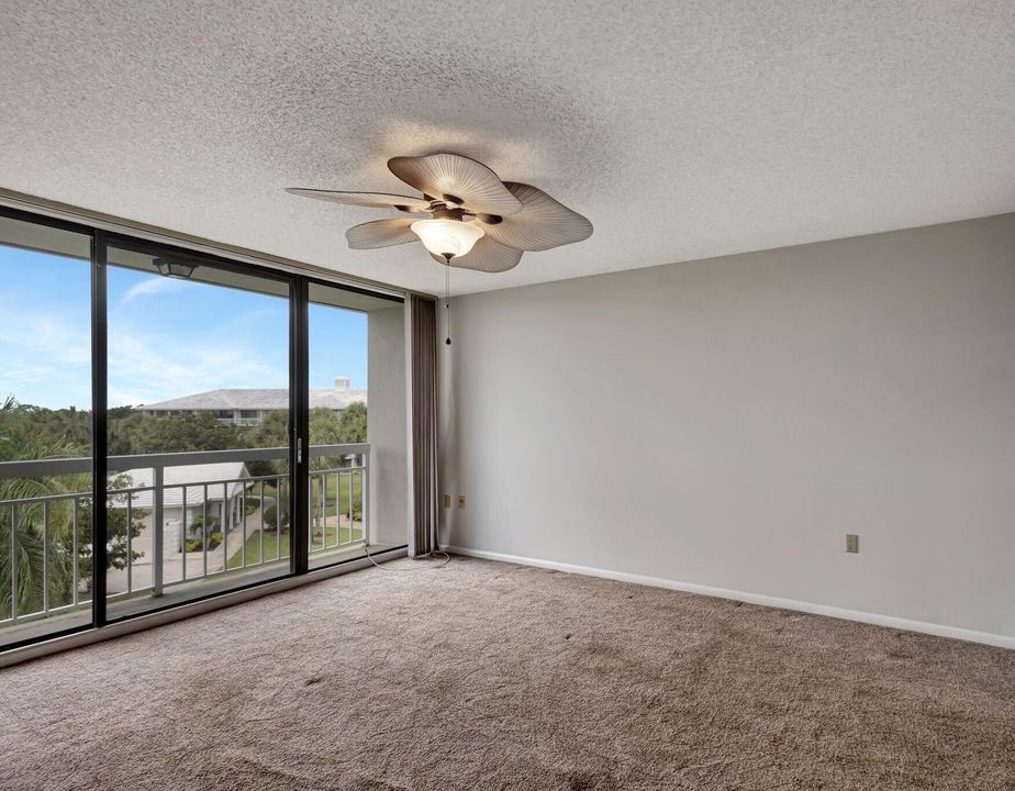 Active With Contract: $274,500 (2 beds, 2 baths, 1385 Square Feet)