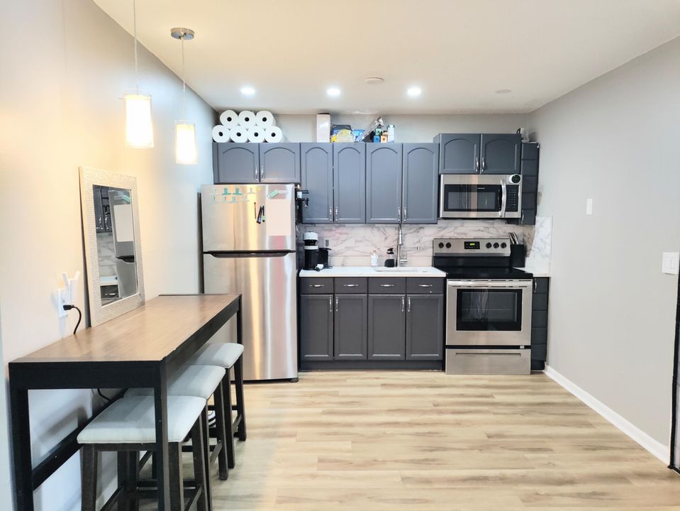 For Sale: $229,900 (1 beds, 1 baths, 430 Square Feet)