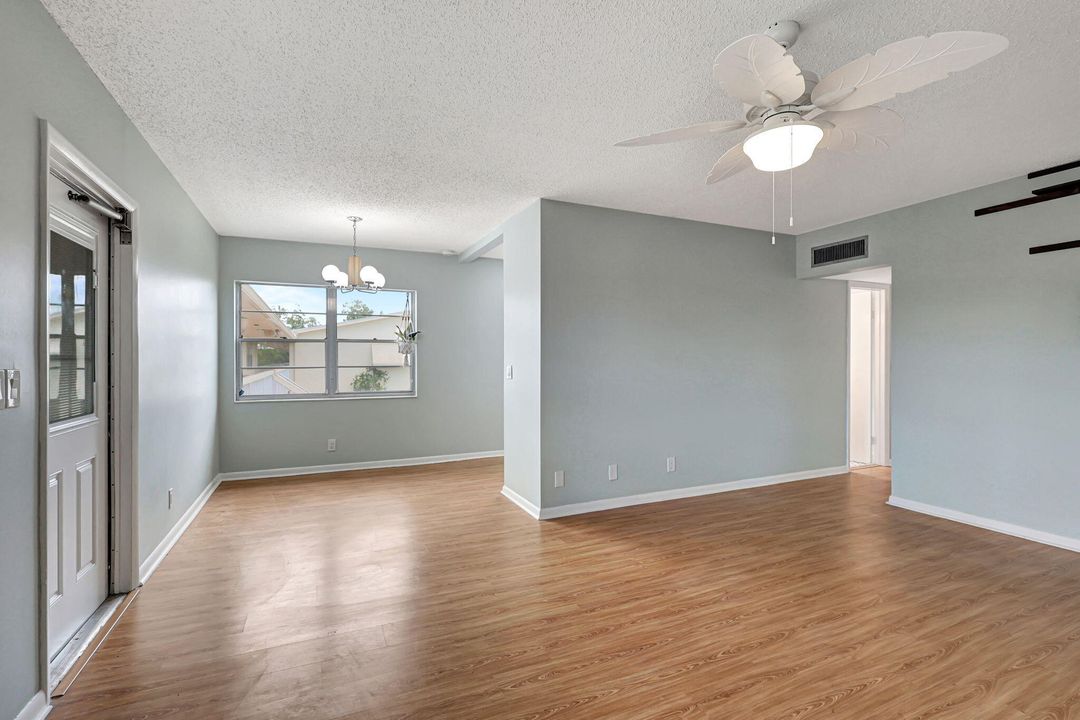 For Sale: $139,000 (2 beds, 1 baths, 819 Square Feet)