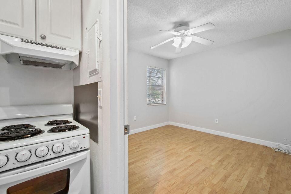 Active With Contract: $1,400 (1 beds, 1 baths, 418 Square Feet)