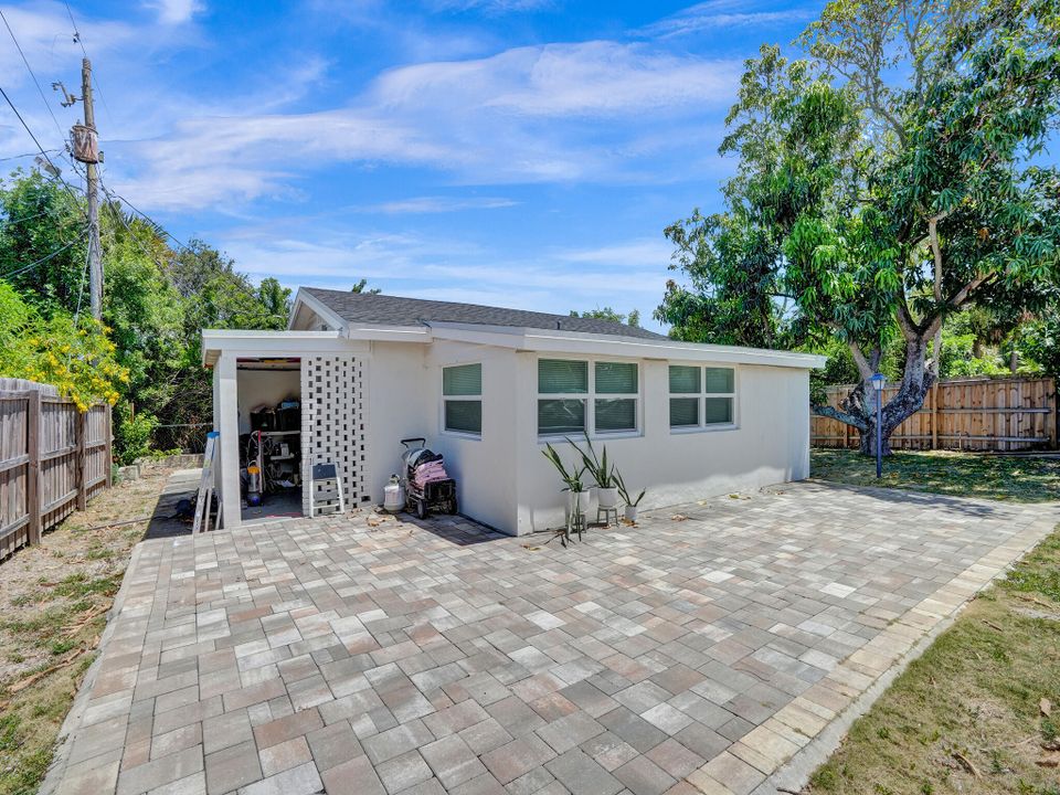 For Sale: $750,000 (5 beds, 2 baths, 2217 Square Feet)