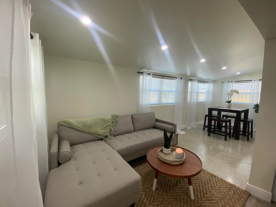 For Sale: $750,000 (5 beds, 2 baths, 2217 Square Feet)