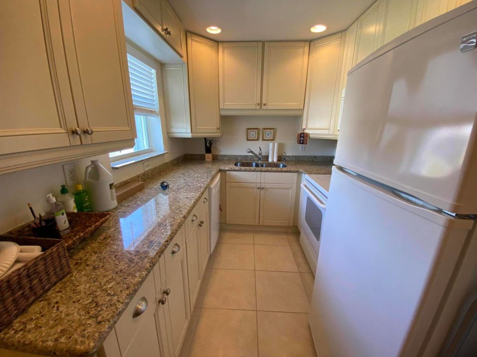Active With Contract: $1,800 (2 beds, 1 baths, 815 Square Feet)