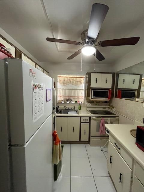For Sale: $199,999 (2 beds, 2 baths, 866 Square Feet)