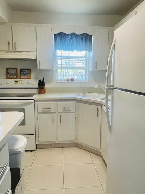 For Sale: $120,000 (2 beds, 1 baths, 819 Square Feet)