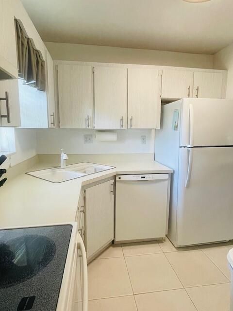 For Sale: $120,000 (2 beds, 1 baths, 819 Square Feet)