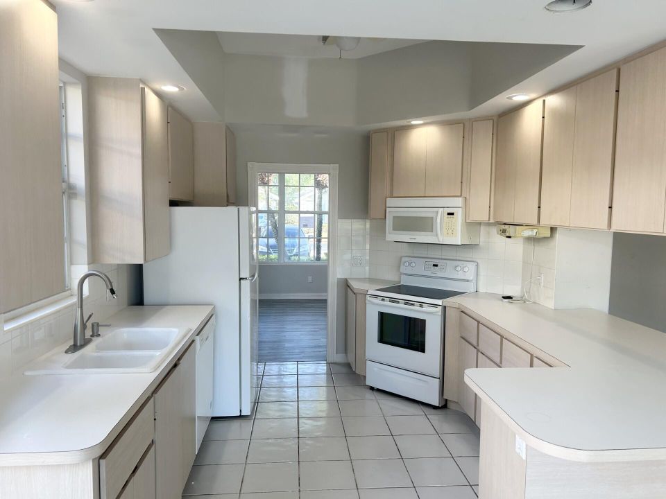 Active With Contract: $313,500 (3 beds, 2 baths, 1849 Square Feet)