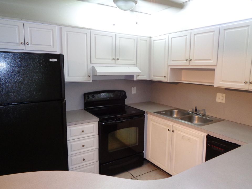 Active With Contract: $1,695 (2 beds, 2 baths, 880 Square Feet)