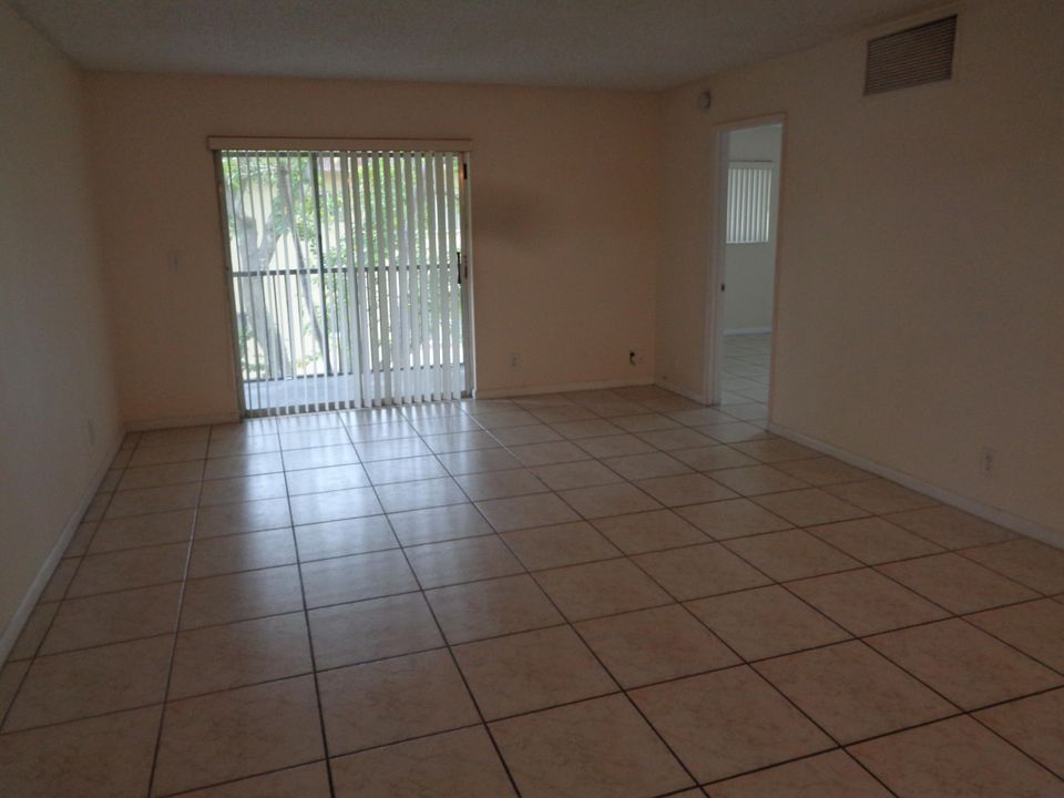 Active With Contract: $1,695 (2 beds, 2 baths, 880 Square Feet)