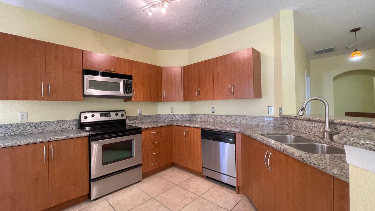 For Rent: $2,200 (3 beds, 2 baths, 1597 Square Feet)