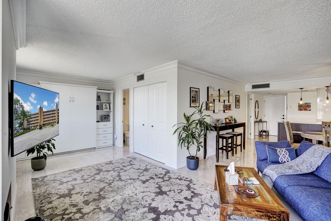 For Sale: $345,000 (2 beds, 2 baths, 1300 Square Feet)