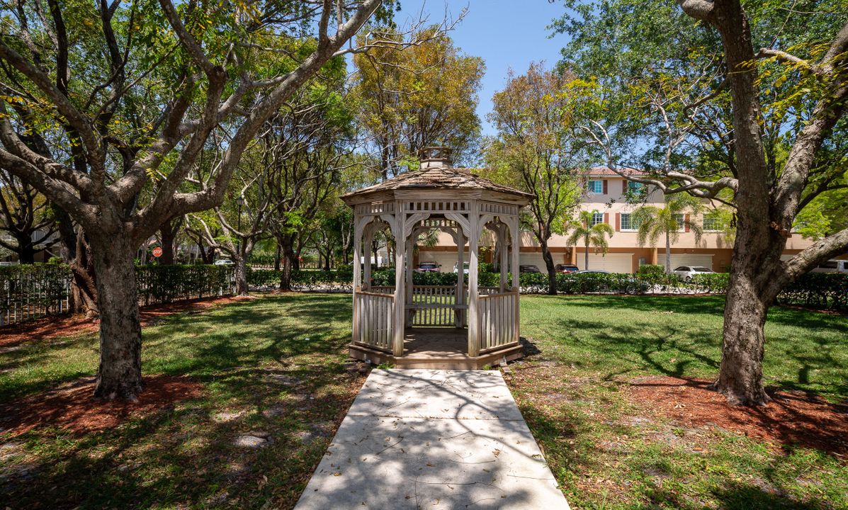 For Sale: $450,000 (3 beds, 2 baths, 1658 Square Feet)