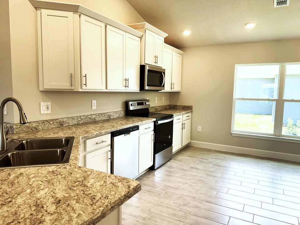 For Sale: $392,400 (4 beds, 2 baths, 1820 Square Feet)