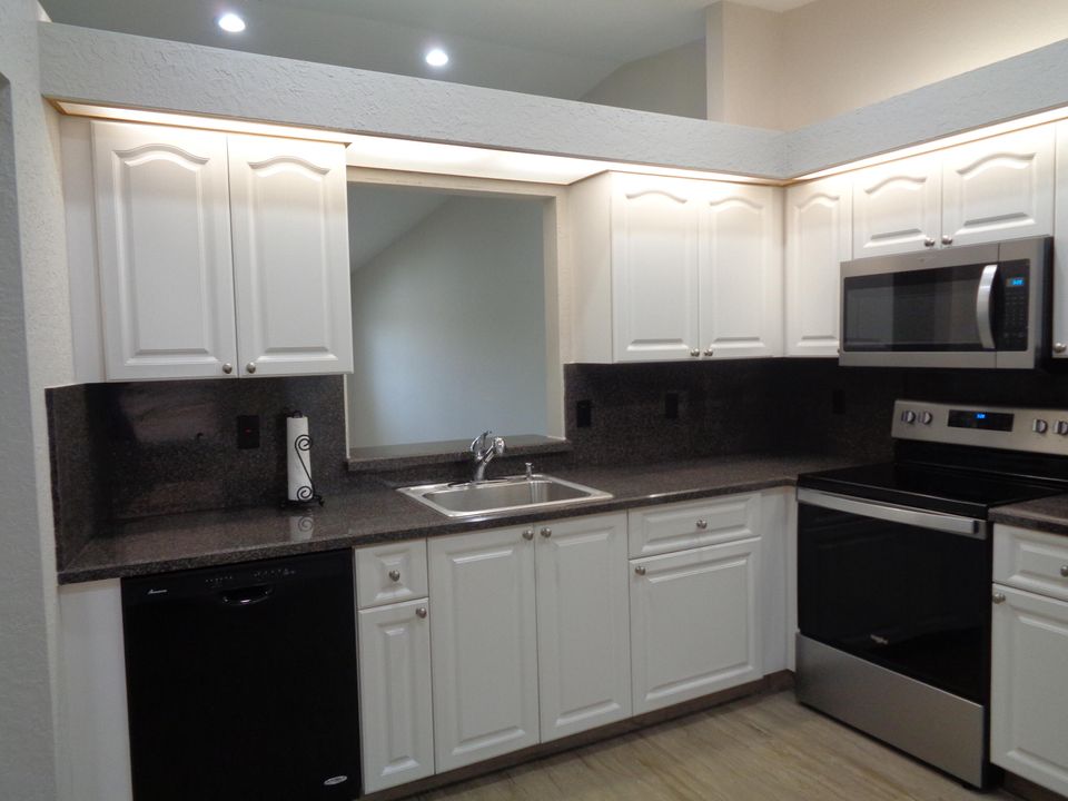 For Sale: $374,900 (2 beds, 2 baths, 1310 Square Feet)