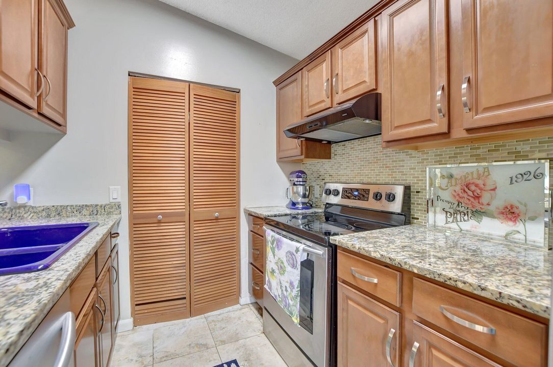 For Sale: $350,000 (2 beds, 2 baths, 919 Square Feet)