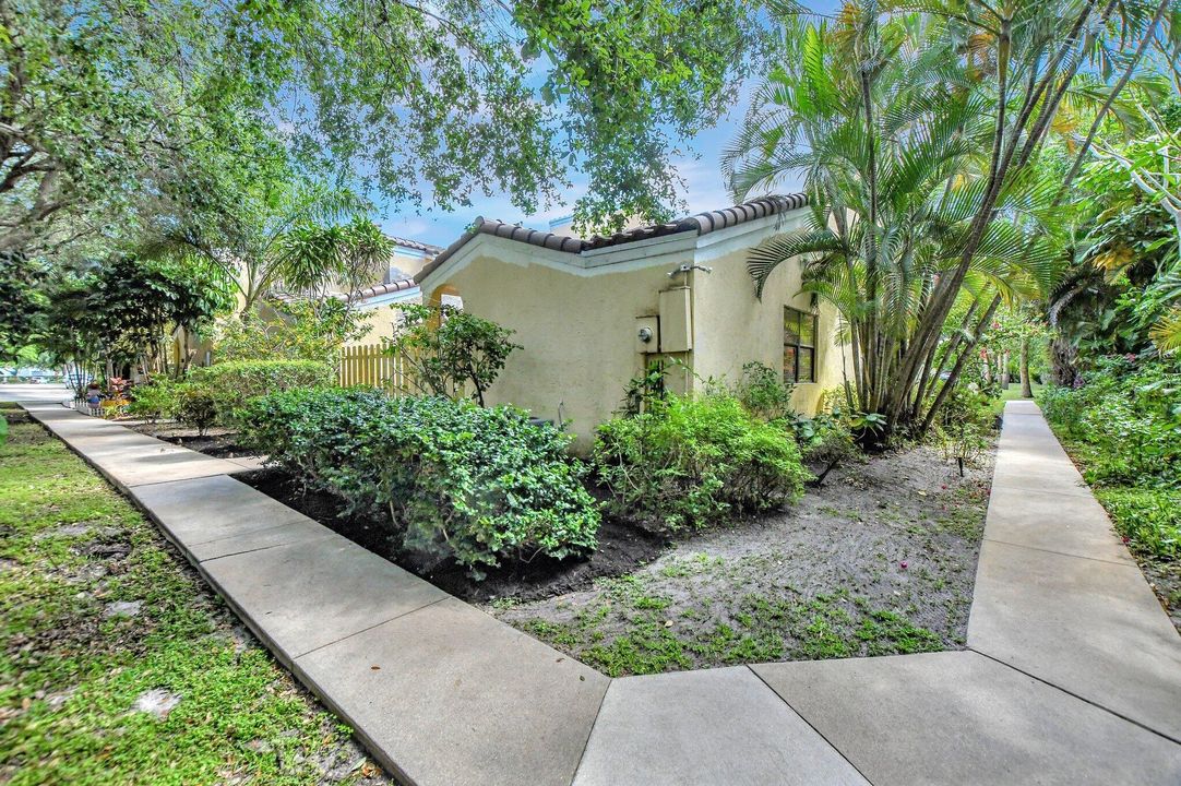 For Sale: $350,000 (2 beds, 2 baths, 919 Square Feet)