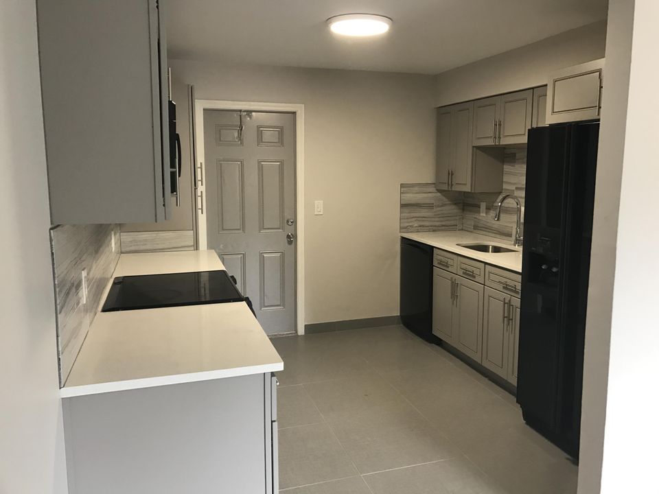 For Rent: $2,400 (2 beds, 1 baths, 783 Square Feet)