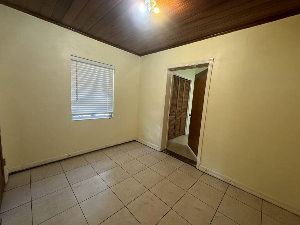 For Sale: $299,900 (2 beds, 1 baths, 1368 Square Feet)
