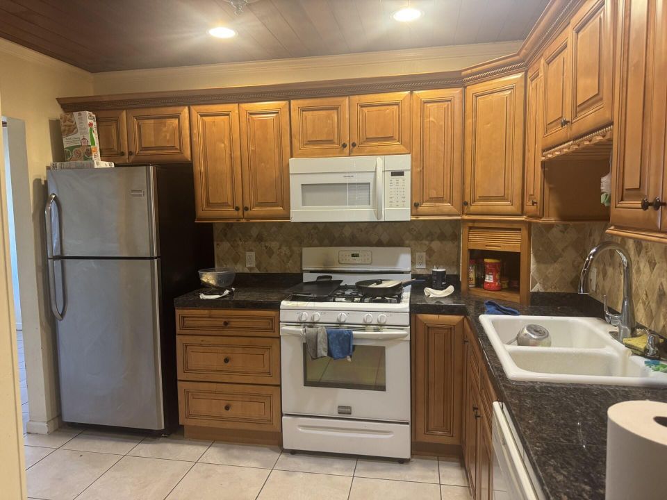 For Sale: $299,900 (2 beds, 1 baths, 1368 Square Feet)