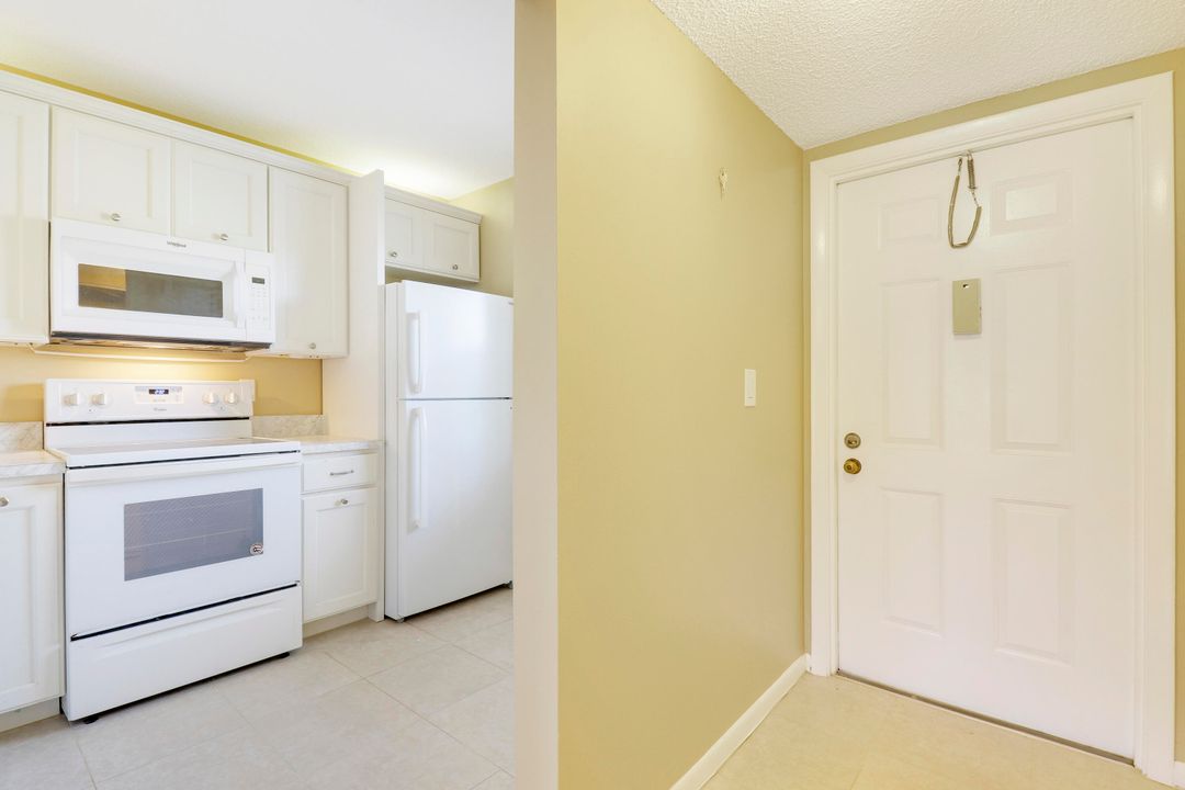 For Sale: $215,000 (2 beds, 2 baths, 1034 Square Feet)