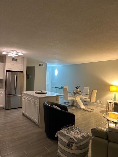 For Rent: $2,200 (1 beds, 1 baths, 722 Square Feet)