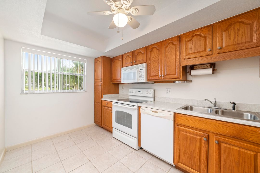 For Sale: $169,000 (1 beds, 1 baths, 924 Square Feet)