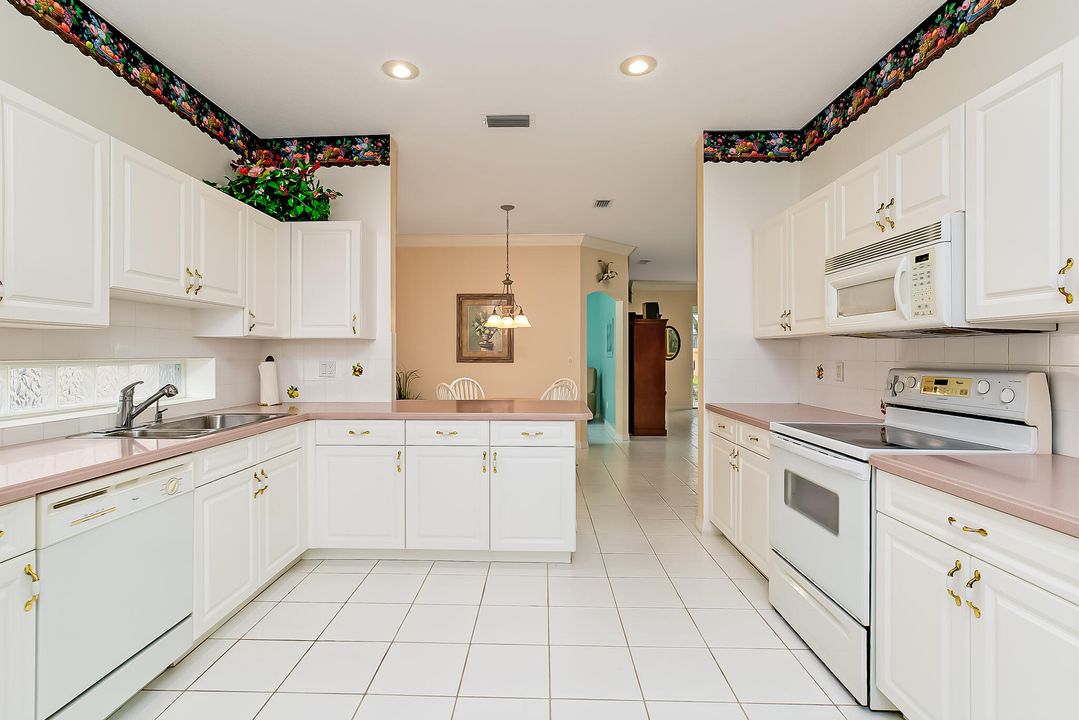 For Sale: $299,900 (2 beds, 2 baths, 1585 Square Feet)