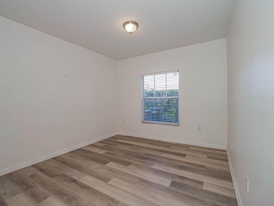 Active With Contract: $175,000 (2 beds, 2 baths, 994 Square Feet)
