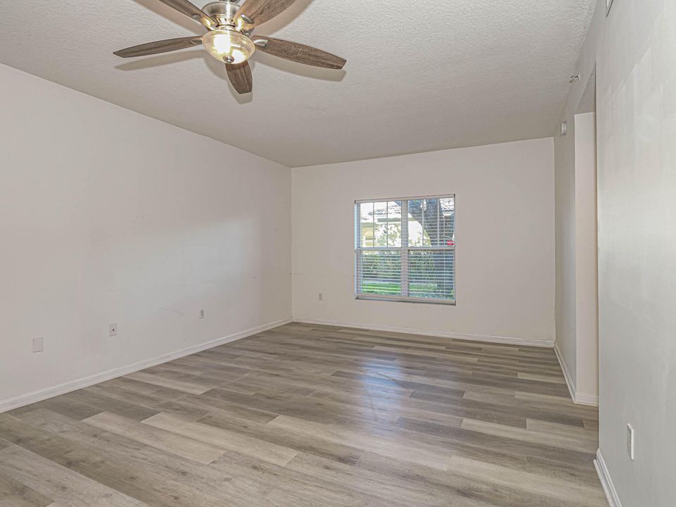 Active With Contract: $175,000 (2 beds, 2 baths, 994 Square Feet)