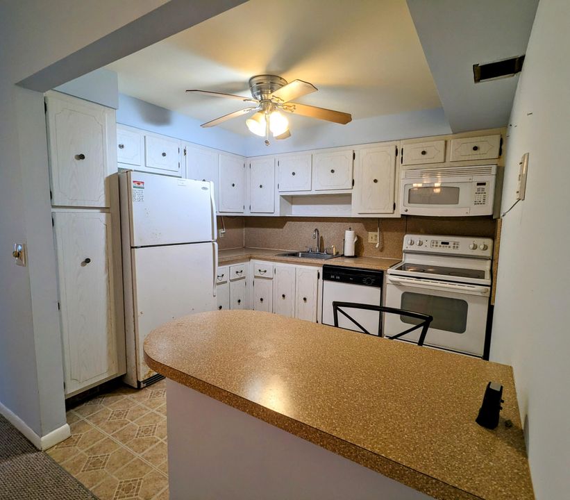For Sale: $95,000 (1 beds, 1 baths, 842 Square Feet)
