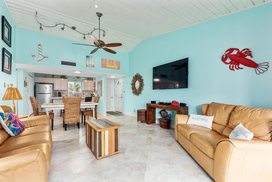 For Sale: $398,000 (2 beds, 2 baths, 1095 Square Feet)