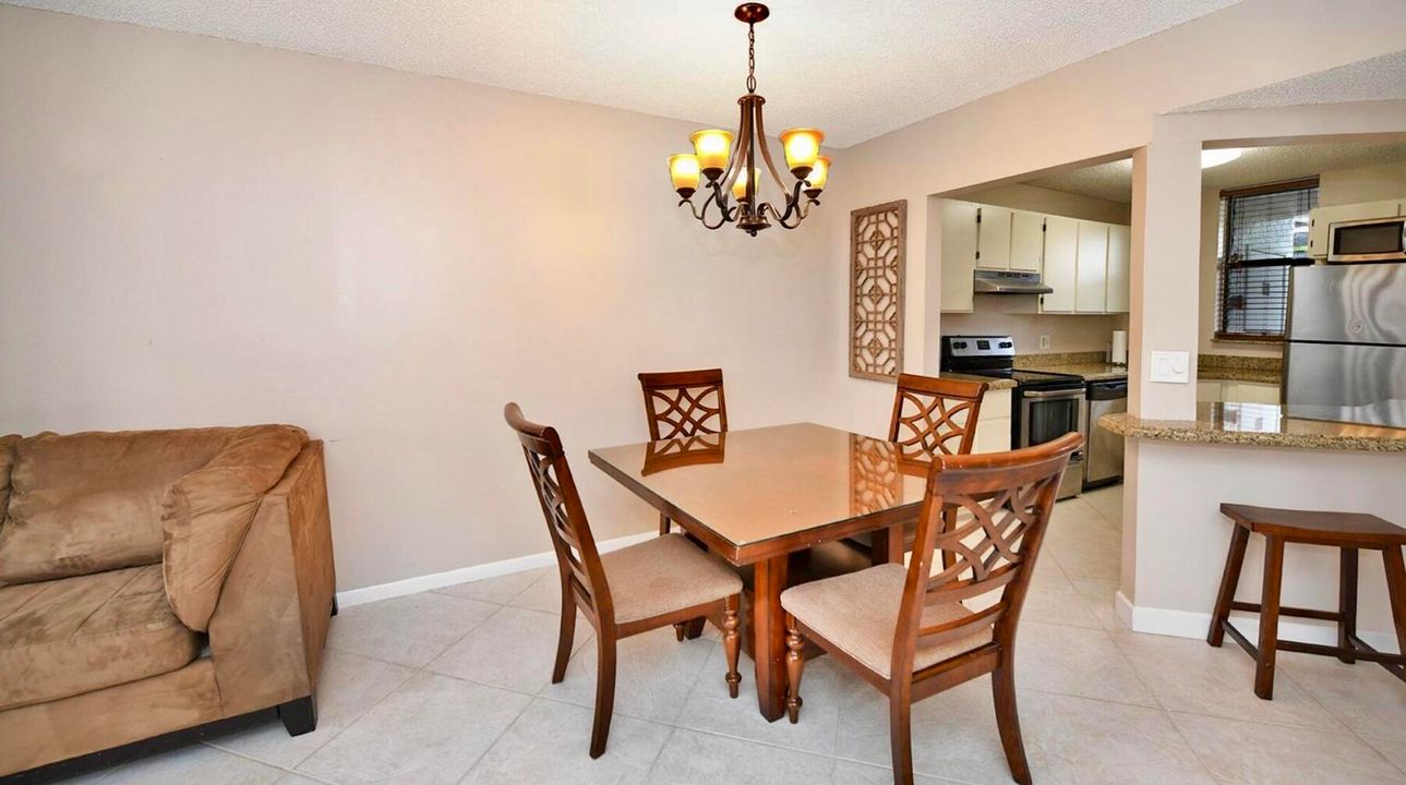 For Sale: $269,900 (2 beds, 1 baths, 916 Square Feet)