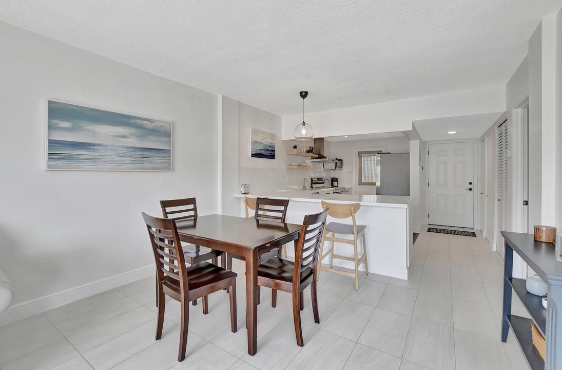 Active With Contract: $192,000 (1 beds, 1 baths, 850 Square Feet)