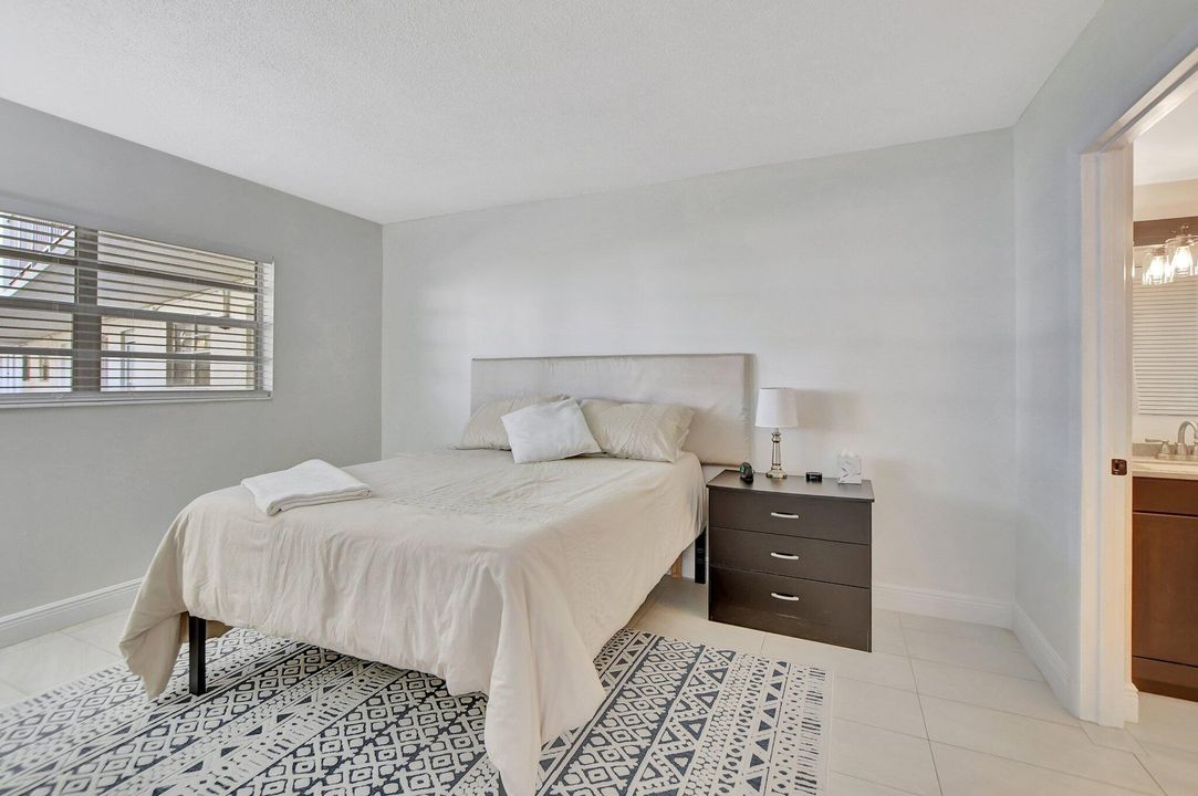 Active With Contract: $192,000 (1 beds, 1 baths, 850 Square Feet)