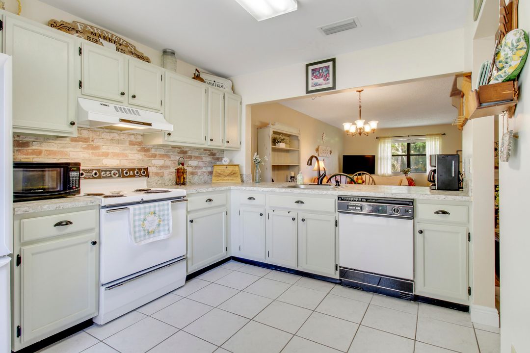 For Sale: $275,000 (2 beds, 2 baths, 1298 Square Feet)