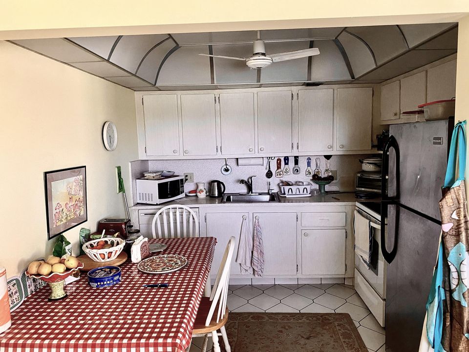 For Sale: $165,000 (2 beds, 2 baths, 1000 Square Feet)
