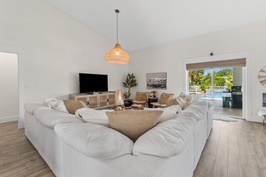 Active With Contract: $895,000 (4 beds, 2 baths, 2124 Square Feet)