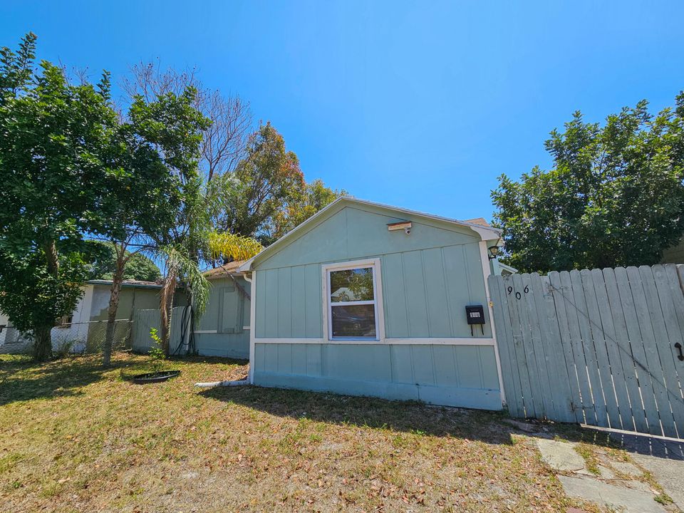 For Sale: $300,000 (3 beds, 1 baths, 887 Square Feet)
