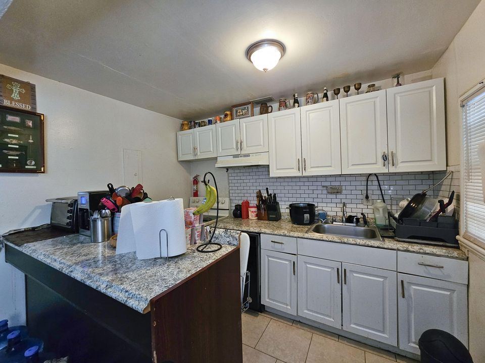 For Sale: $285,000 (3 beds, 1 baths, 887 Square Feet)