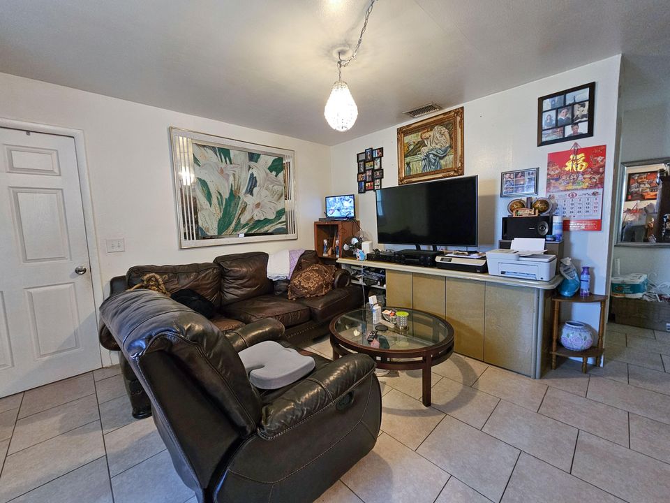 For Sale: $285,000 (3 beds, 1 baths, 887 Square Feet)