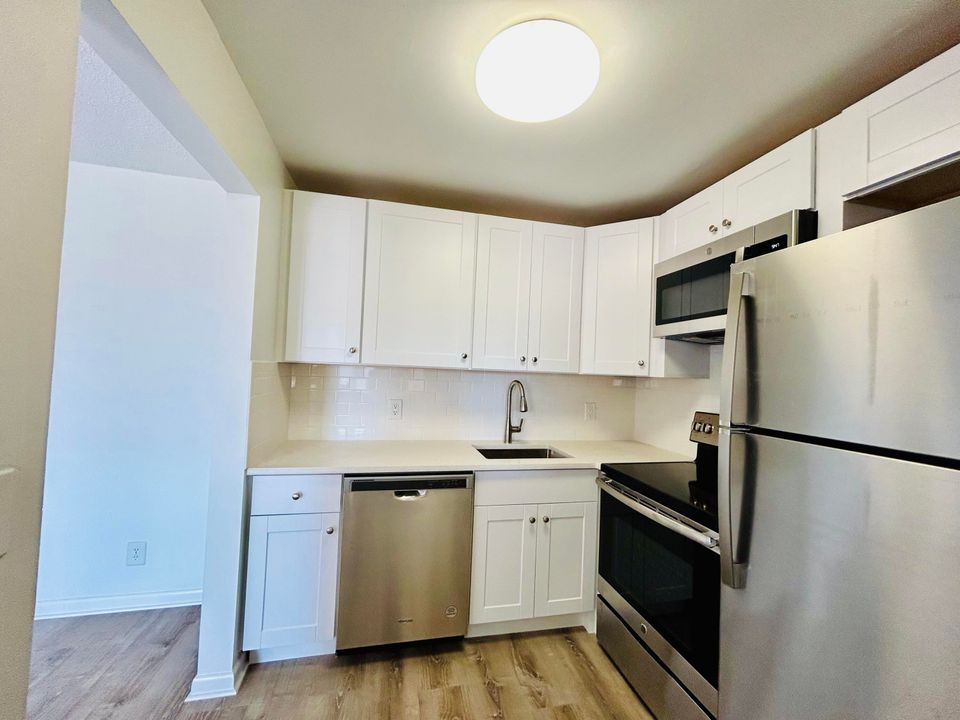 For Sale: $88,900 (1 beds, 1 baths, 646 Square Feet)