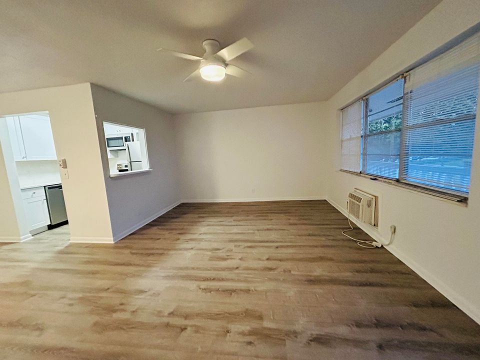 For Sale: $94,500 (1 beds, 1 baths, 646 Square Feet)