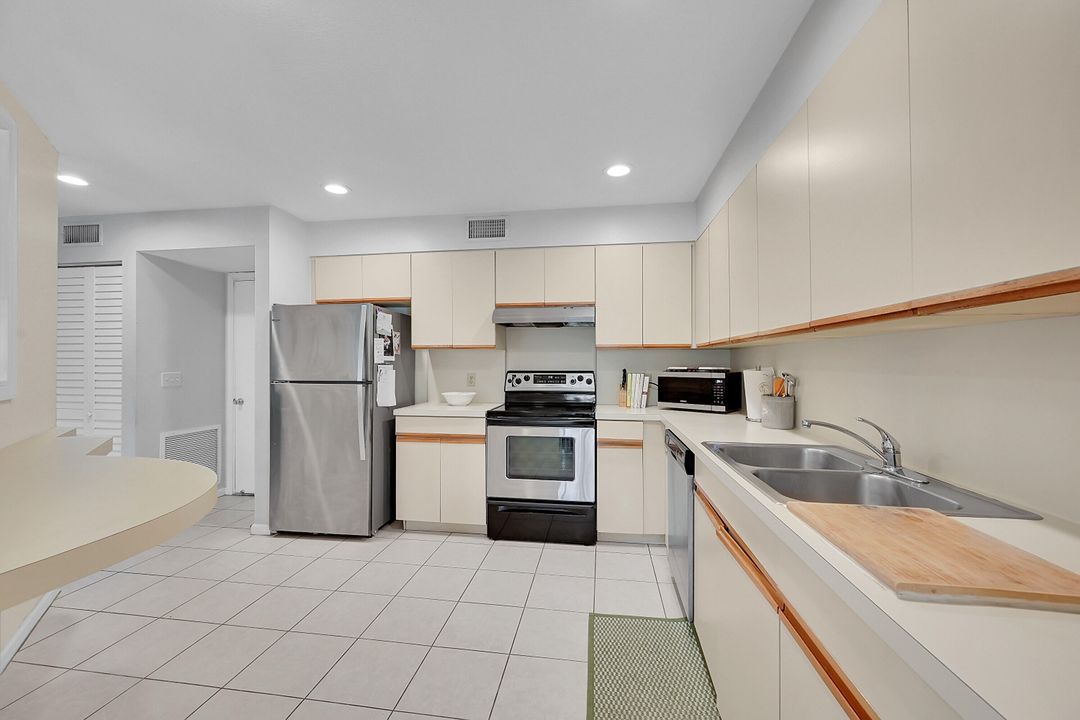 For Sale: $389,000 (2 beds, 1 baths, 914 Square Feet)