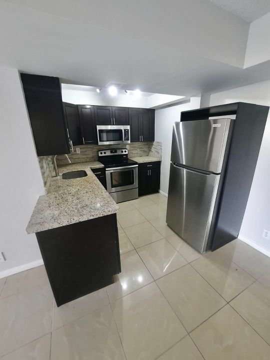 Active With Contract: $2,000 (2 beds, 2 baths, 728 Square Feet)