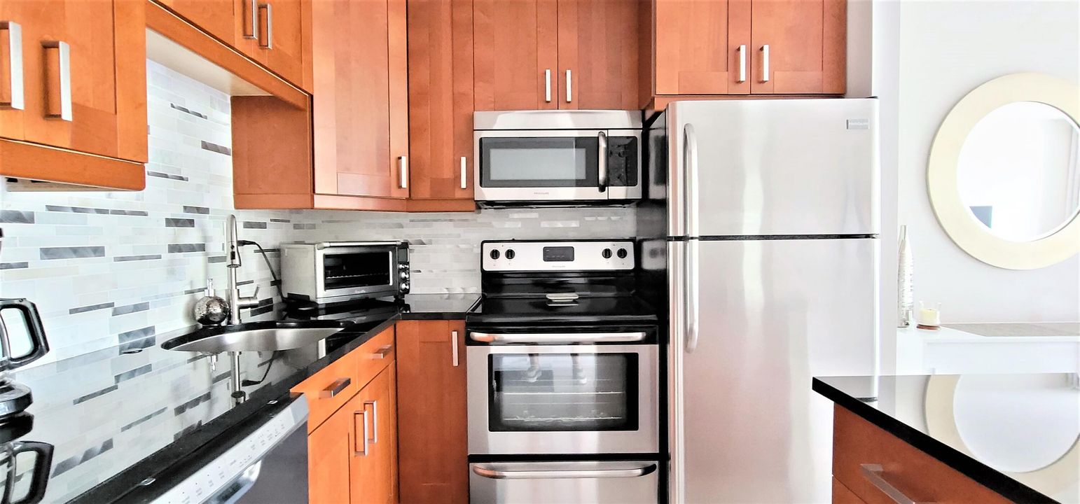 For Sale: $285,000 (1 beds, 1 baths, 725 Square Feet)