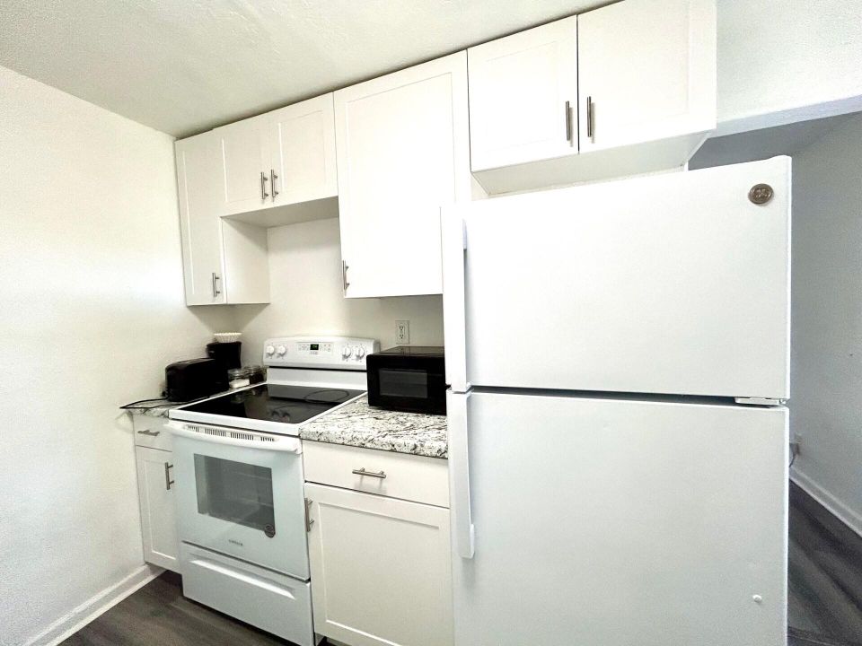 For Rent: $2,700 (2 beds, 1 baths, 878 Square Feet)