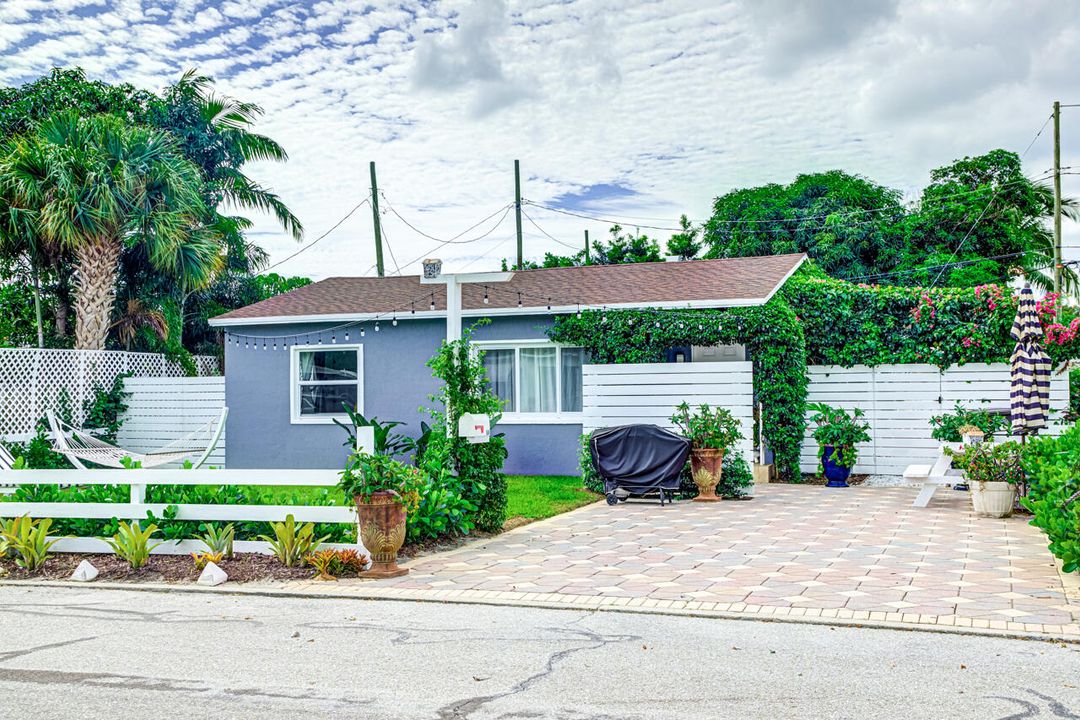 For Sale: $549,500 (4 beds, 2 baths, 1329 Square Feet)
