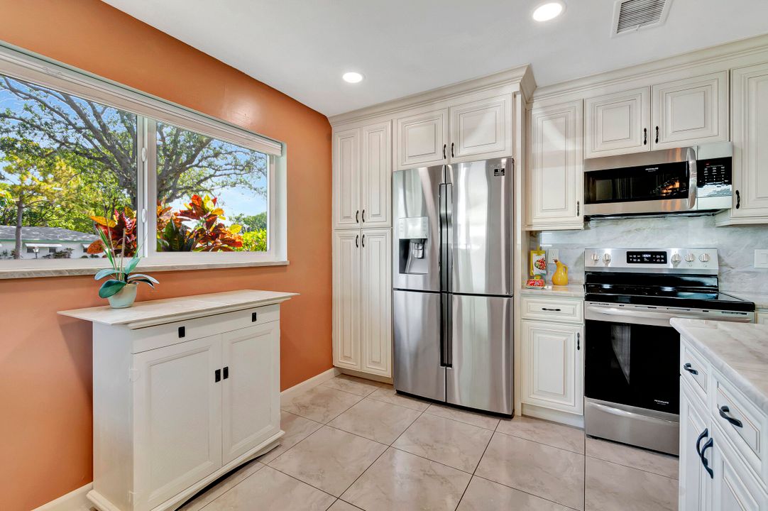 Active With Contract: $299,000 (2 beds, 2 baths, 1150 Square Feet)