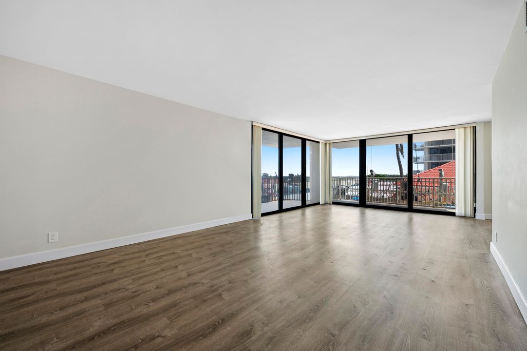 For Sale: $515,000 (2 beds, 2 baths, 1330 Square Feet)